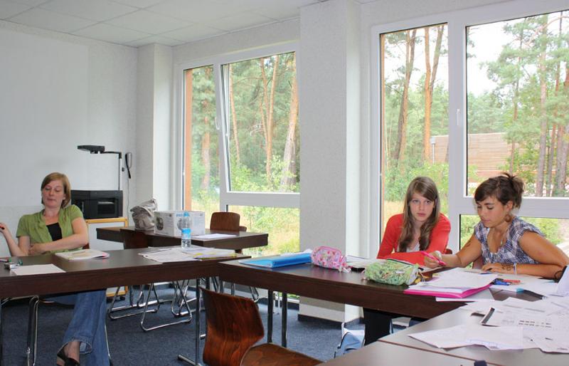Leerlingen in klaslokaal tijdens taalreis Duitsland