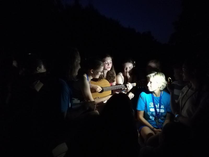 Leerling met gitaar tijdens avondactiviteit taalreis Duitsland