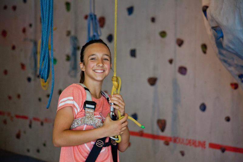 Meisje aan het indoor boulderen tijdens taalreis Duitsland
