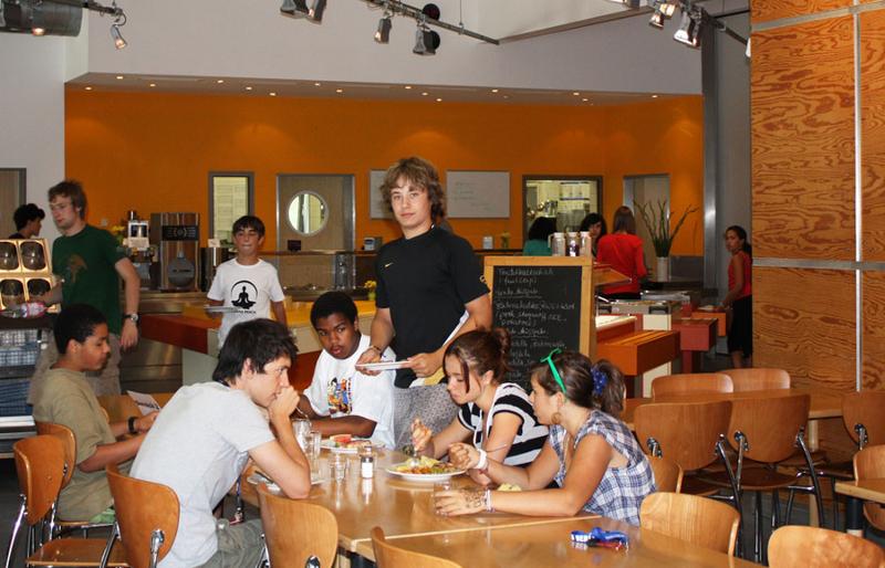 Leerlingen eten in de cafetaria tijdens de taalreis Duitsland