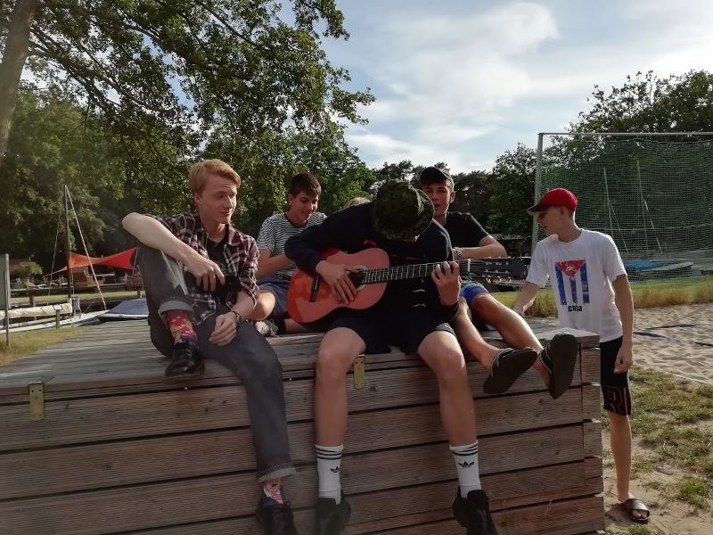 Leerling speelt gitaar tijdens taalreis Duitsland