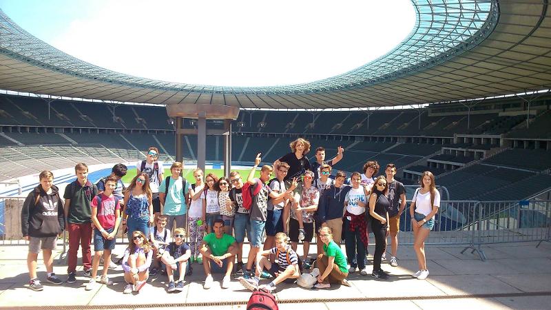 Groepsfoto in olympisch stadion Berlijn tijdens taalreis Duitsland