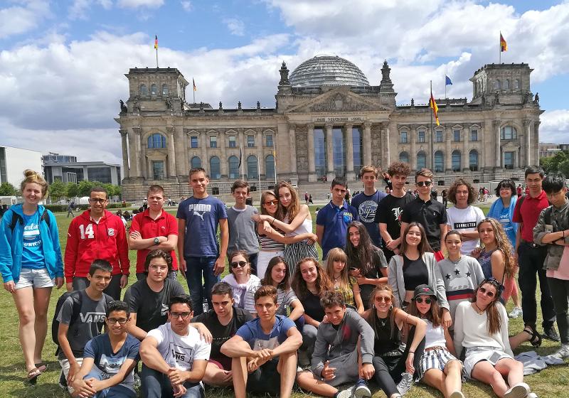 Groepsfoto bij de Reichstag tijdens de taalreis Duitsland