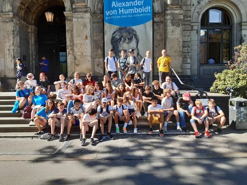 Groepsfoto bij de Humbolt University tijdens de taalreis Duitsland