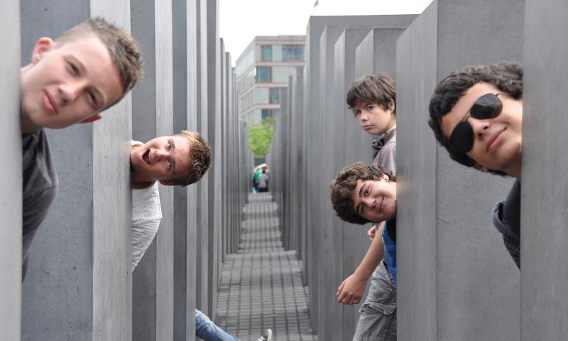 Leerlingen bij het Joodse herderkingsmonument in Berlijn tijdens de taalreis Duitsland