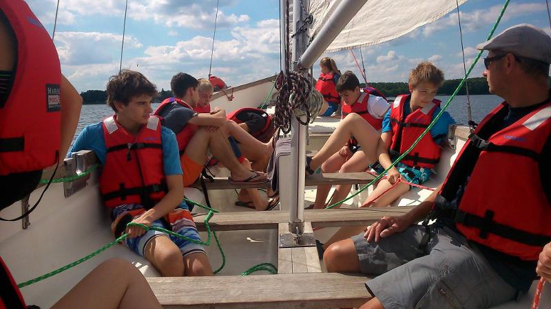 Leerlingen op een zeilboot tijdens de taalreis Duitsland