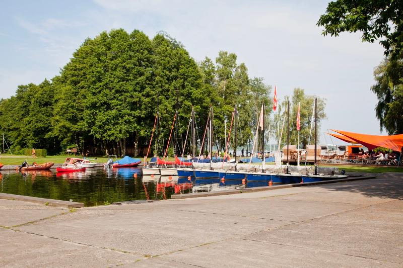 Aangmeerde boten tijdens de taalreis Duitsland