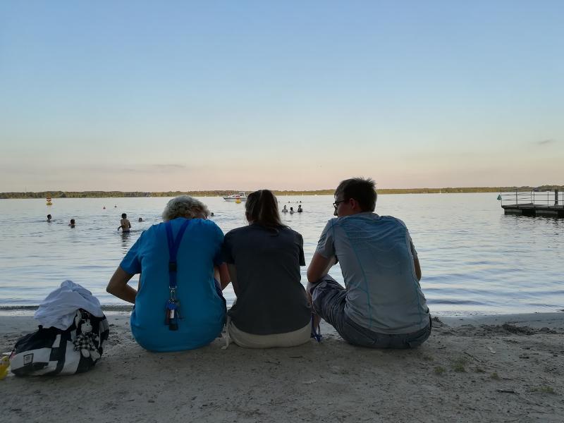 De zonsondergang bij een meer tijdens de taalreis Duitsland