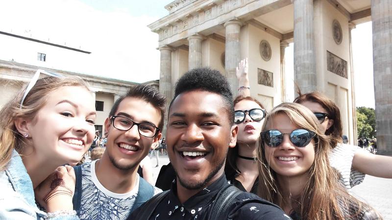 Selfie bij de Branderburger Tor tijdens de taalreis Duitsland