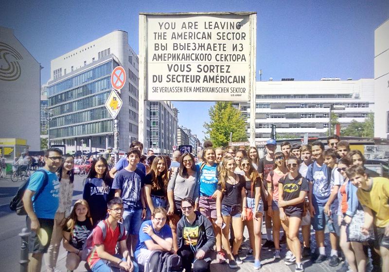 Groepsfoto bij Checkpoint Charlie tijdens de taalreis Duitsland