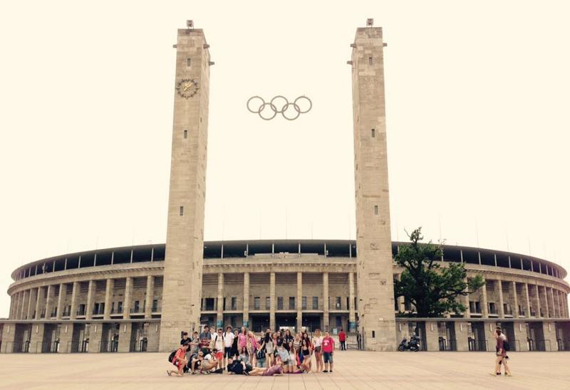 Groepsfoto met olympische stadion tijdens taalreis Duitsland