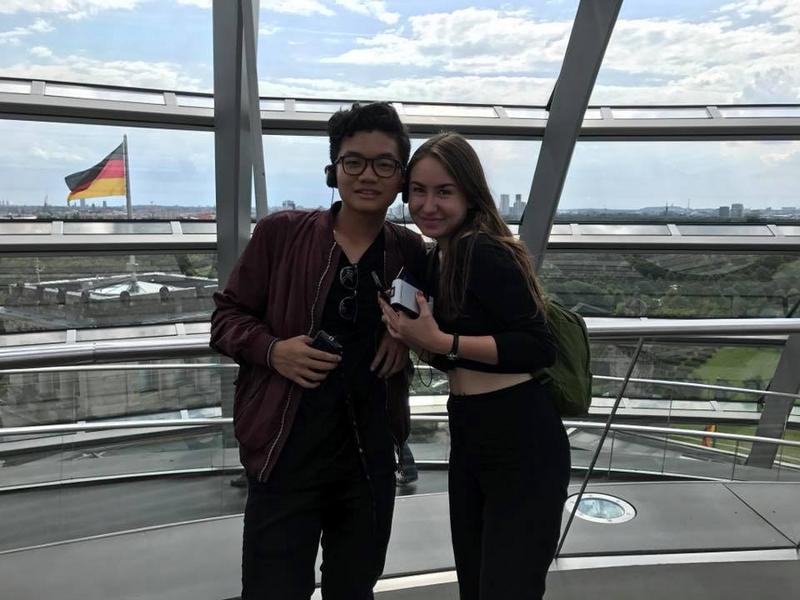 In het reichstag tijdens taalreis Duitsland