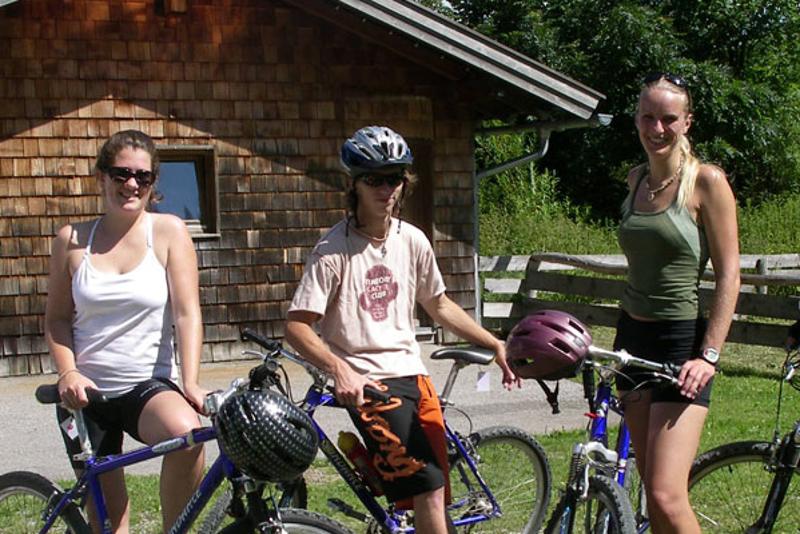 3 jongeren op de fiets tijdens taalreis Duitsland