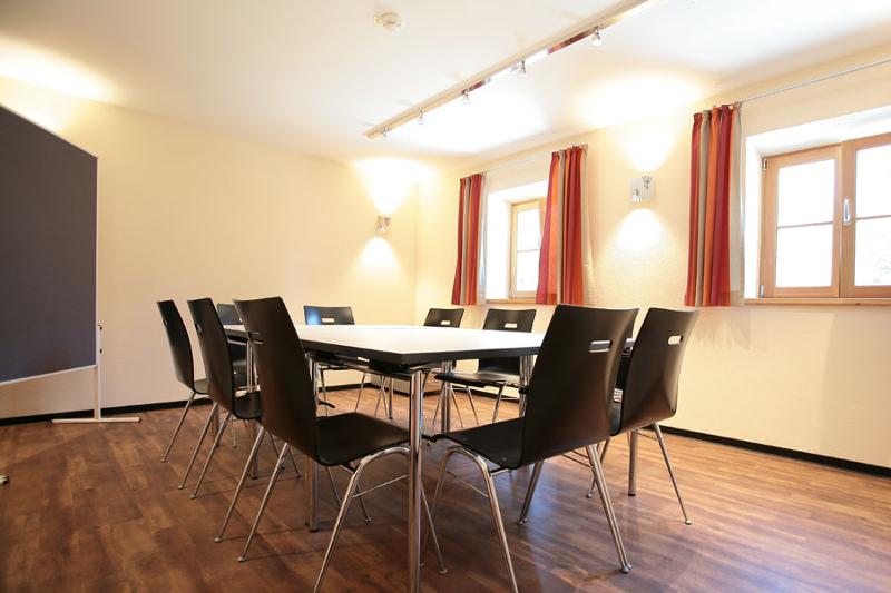 Tafel met stoelen tijdens taalreis Duitsland
