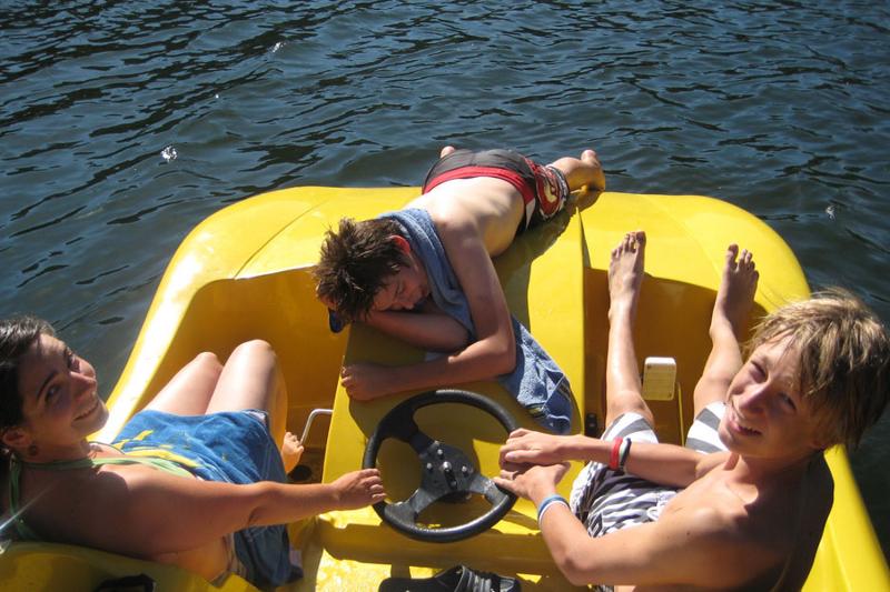 Waterfiets in het meer tijdens taalreis Duitsland
