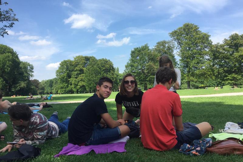 Jongeren in het park tijdens taalreis Duitsland