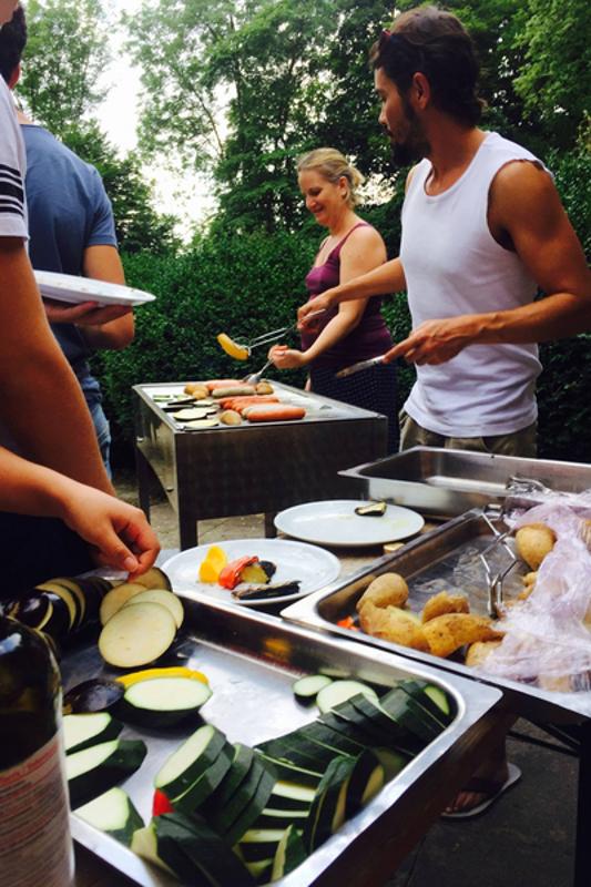 Grillen op kamp tijdens taalreis Duitsland