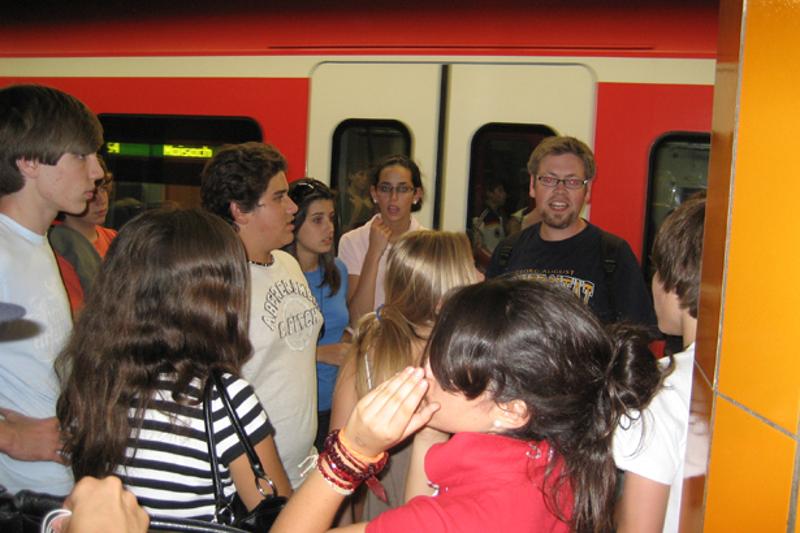 Met meerdere deelnemers wachten op de trein tijdens taalreis Duitsland