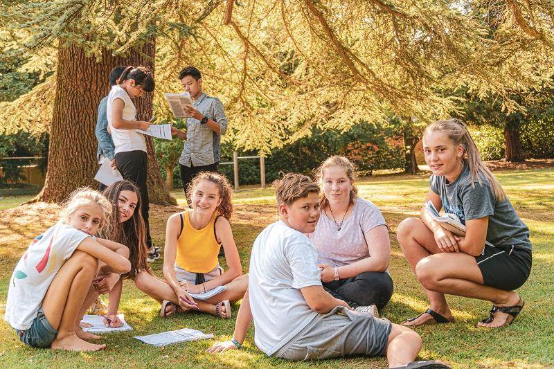 Samen buiten leren tijdens de taalreis Engeland