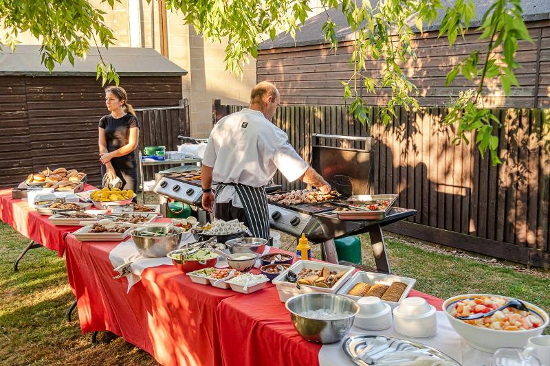 Lekker buiten grillen tijdens de taalreis Engeland