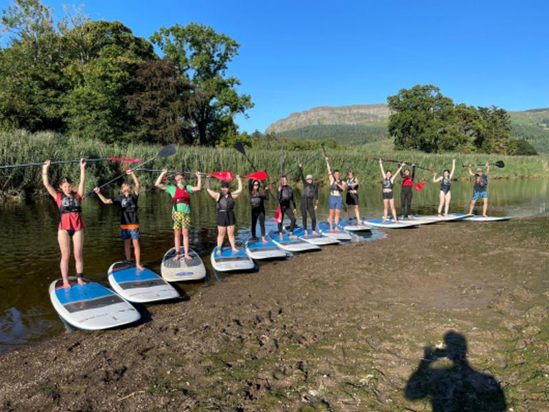 enfants sur un paddle en stage anglais et sport