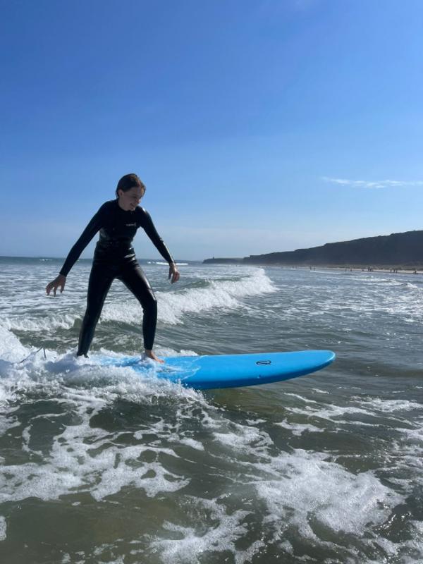 jeune garçon sur une planche en colonie de vacances anglais et sport