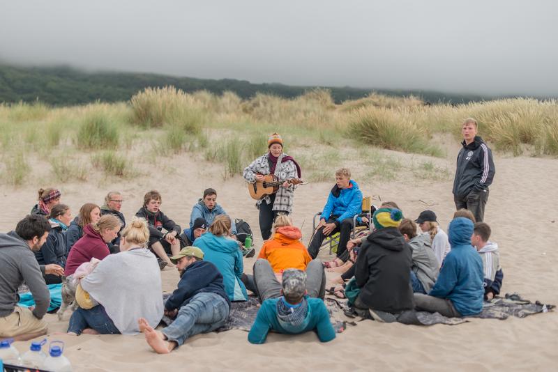 Liggen op het strand met muziek