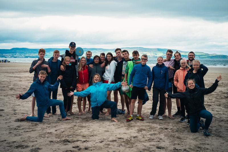 Met alle deelnemers van een jongerenreis 17 jaar op de foto met uitzicht op landschap
