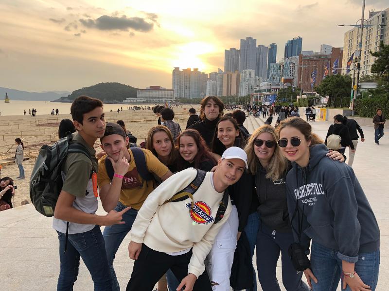 groupe de jeunes qui posent à côté de la plage en colonie de vacances juillet