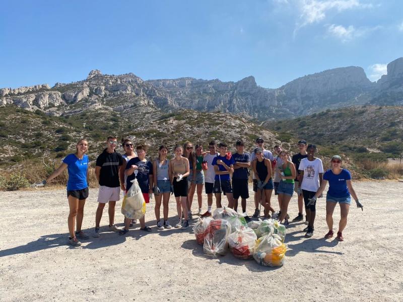 jeunes qui ramassent des déchets en colonie de vacances juillet