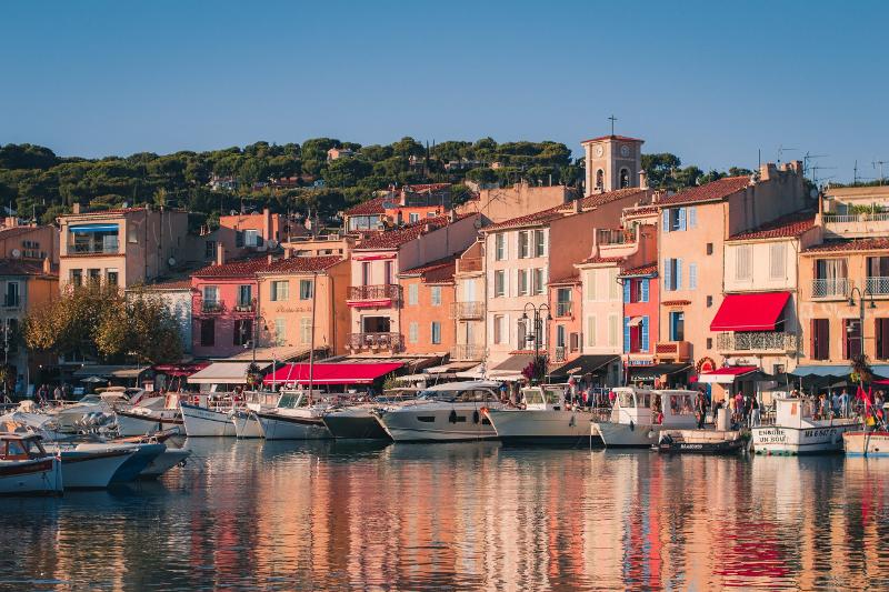 Vue sur le port avec des bateaux dans un camp de vacances en france
