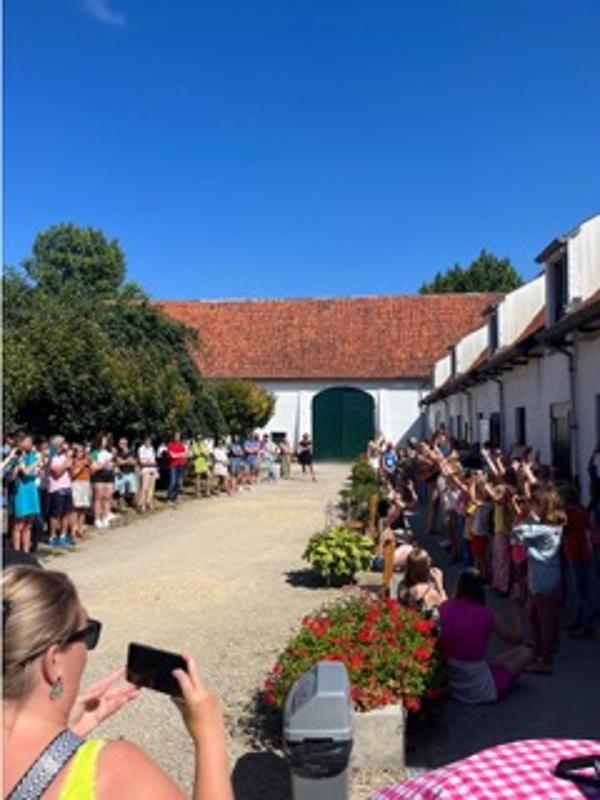 Een groepsfoto wordt gemaakt op taalreis