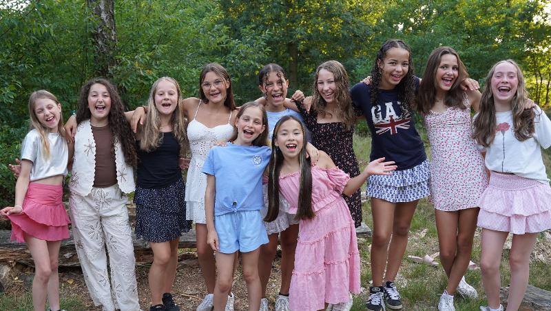 Meiden op een danskamp