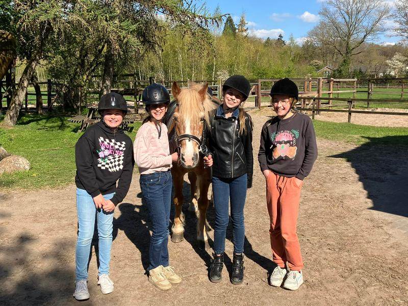 groepsfoto met pony tijdens paardrijdenkamp zomer