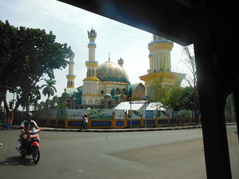 Een kleurrijke Indonesische tempel op de foto tijdens een groepsreis Indonesië