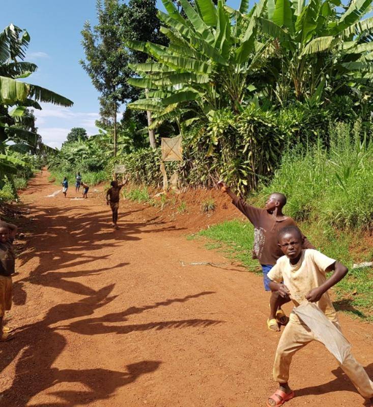 Kinderen in Uganda spelen op een weg tijdens de groepsreis Afrika