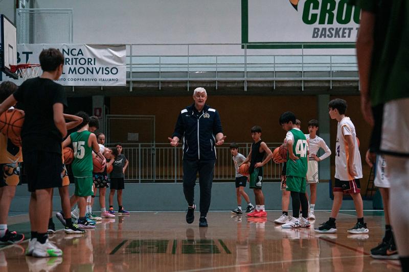 Deelnemers van een internationaal kamp krijgen uitleg Jongens krijgen uitleg tijdens basketbalkamp