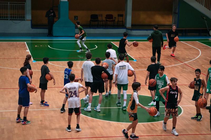 Jongens zijn aan het basketballen op een internationaal kamp groep jongeren zijn basketbal aan het spelen tijdens basketbalkamp