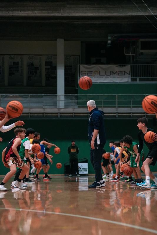Jongens zijn aan het trainen op een internationaal kamp Basketbal training op een basketbalkamp