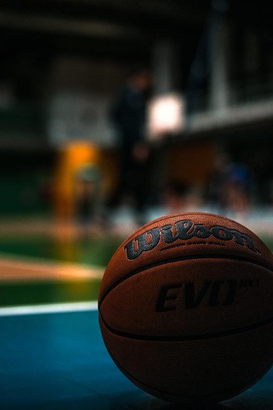 Basketbal op een internationaal kamp Foto van een basketbal op een basketbalkamp