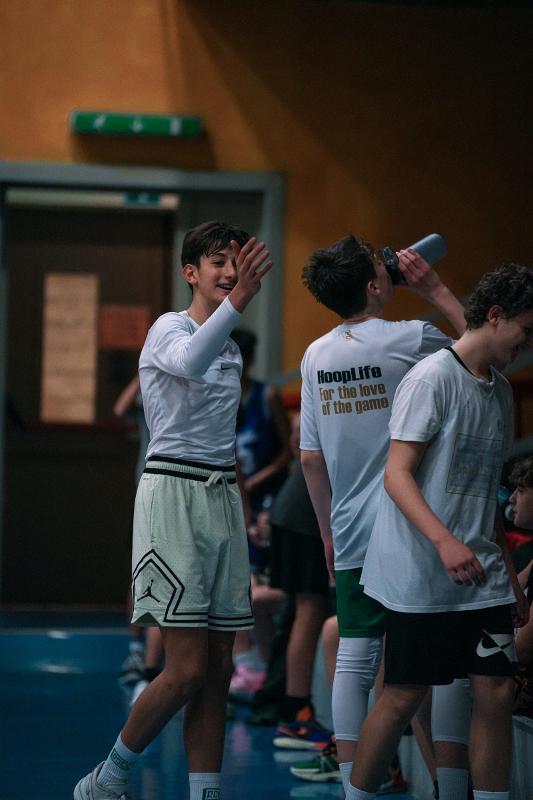 Jongeren aan het bijkomen op een internationaal kamp Jongens zijn aan het bijkomen van een basketbalkamp