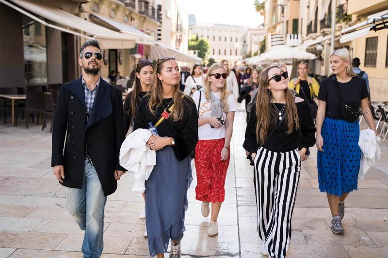 Deelnemers lopen door de stad tijdens de Taalvakanties Spanje