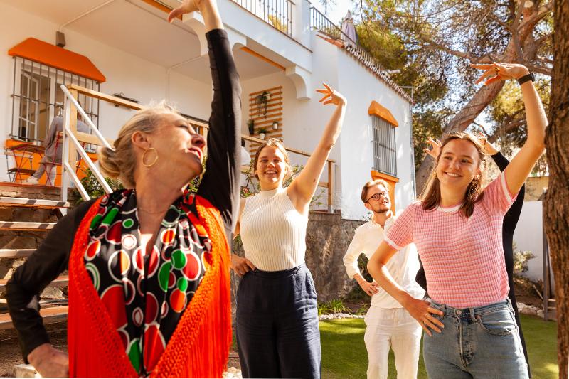 Meiden aan het dansen tijdens de Groepsreizen Juli
