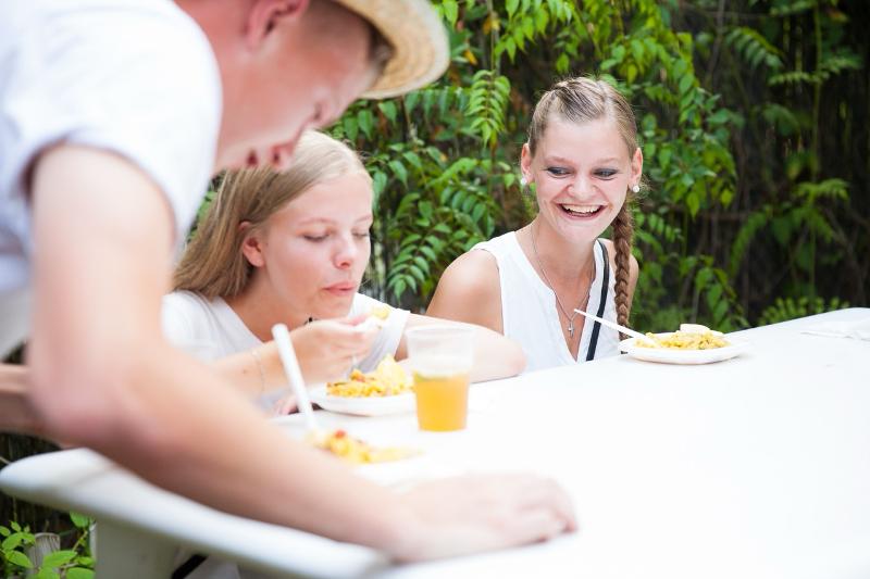 Meiden aan het eten tijdens de Groepsreizen Juli