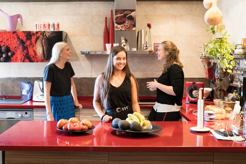 Deelnemers aan het koken tijdens de Taalvakanties Spanje