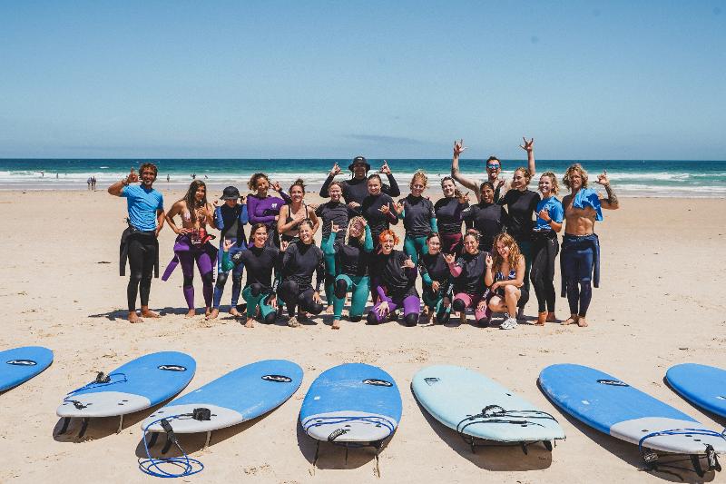 groepsfoto met surfplanken tijdens een surf camp