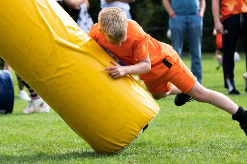Deelnemer is aan het tackelen tijdens de Rugbykampen
