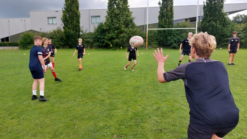 Deelnemers zijn aan het passen tijdens de Rugbykampen