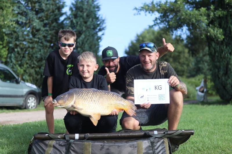 Verbreek je persoonlijke record tijdens een viskamp Lommel Jongen breekt persoonlijk record door zijn zwaarste vis ooit te vangen tijdens het viskamp Lommel