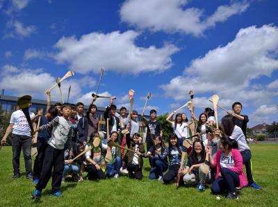 Groepsfoto met leerlingen die lacrosse spelen tijdens taalreis Engels